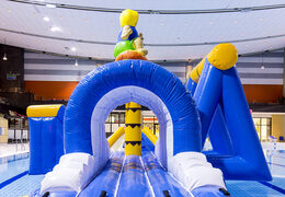 Isla inflable hermética para surfistas con enredadera, torre de escalada, tobogán redondo y obstáculos para grandes y pequeños. Ordene atracciones acuáticas inflables ahora en línea en JB Hinchables España