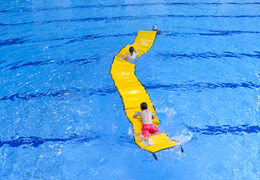 Ordene alfombras para correr con agua en diferentes tamaños y colores para niños. Compra juegos de piscina hinchables ahora online en JB Hinchables España