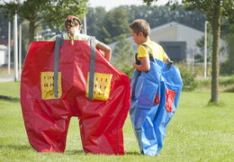 Compre exclusivos pantalones de esponja rojos y azules para mayores y jóvenes. Adquiere tus artículos inflables ahora en línea en JB Hinchables España