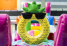 Ordene una carrera de obstáculos en la piscina temática Flamingo Run para jóvenes y mayores. Compra atracciones acuáticas hinchables online ahora en JB Hinchables España