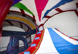 Compre castillo hinchable de interior para juegos múltiples con tobogán en el tema de Candyland para niños. Ordene castillos hinchables en línea en JB Hinchables España