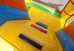 Castillo hinchable con temática de barco pirata con tobogán, objetos divertidos en la superficie de salto y llamativos objetos en 3D para niños. Compre castillos hinchables en línea en JB Hinchables España