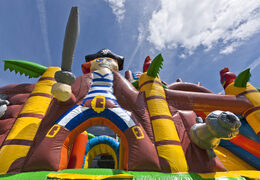 Comprar pequeño castillo hinchable multijugador temático de barco pirata con tobogán para niños. Ordene castillos hinchables en línea en JB Hinchables España