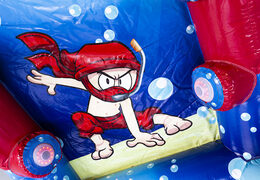 Compre IPS Ninja Splash hermético con un rociador de agua para jóvenes y mayores. Pida atracciones inflables IPS Ninja ahora en línea en JB Hinchables España