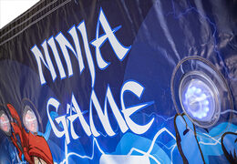 Detalle hinchable IPS Splash Wall Ninja tematizado con un chorro de agua en la parte superior para grandes y pequeños. Compra ahora online Splash Walls IPS inflables en JB Hinchables España