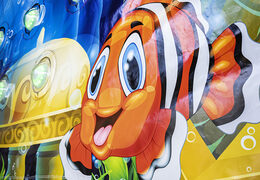 Ordene el detalle del tema del mundo marino IPS Splash Wall inflable con un rociador de agua en la parte superior para jóvenes y mayores. Compra ahora online Splash Walls IPS inflables en JB Hinchables España