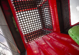 Ordene una alligator mega pista de americana rojo negro inflable de 40 metros de largo. Compre pistas de americanas inflables en línea ahora en JB Promotions España