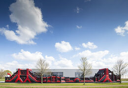 Ordene una alligator mega pista de americana rojo negro inflable de 40 metros. Compre pistas de americanas inflables en línea ahora en JB Promotions España