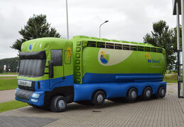 Ordene el atractivo camión inflable De Heus. Compre productos promocionales en línea en JB Hinchables España