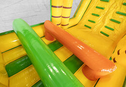 Pista americana de 13,5 metros de largo en un tema de jungla con objetos 3D apropiados para niños. Ordene pistas americanas inflables ahora en línea en JB Hinchables España