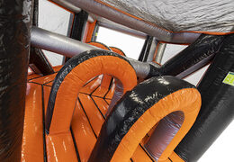 Ordene la carrera de obstáculos Giga en el tema Gate Corner para niños. Compre carreras de obstáculos inflables en línea ahora en JB Hinchables España