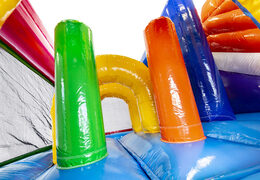 Ordene el castillo hinchable multijugador mediano en tema flamenco con tobogán para niños. Compre castillos hinchables en línea en JB Hinchables España