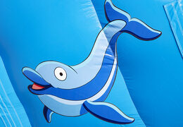 Obtenga su tobogán inflable de delfines con los colores alegres, los objetos 3D y la divertida impresión en la pared lateral para los niños. Ordene toboganes inflables en JB Hinchables España