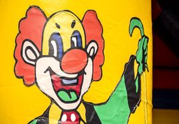 Compre un castillo inflable estándar con un tema de circo con hermosas animaciones tanto en las paredes exteriores como en el interior y en los pilares para niños. Ordene castillo inflable en línea en JB Hinchables España