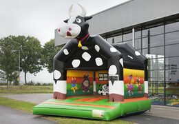 Compre un castillo hinchable estándar para niños en colores llamativos con un gran objeto 3D en forma de vaca en la parte superior. Ordene castillos hinchables en línea en JB Hinchables España
