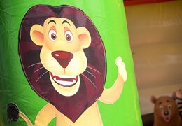 Ordena un mediano castillo hinchable de interior multiplay en tema selva para niños. Compra castillos hinchables en línea en JB Hinchables España