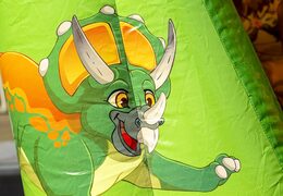 Compra un pequeño castillo inflable de interior con tema de dinosaurios para niños. Compra inflables en línea en JB Hinchables España