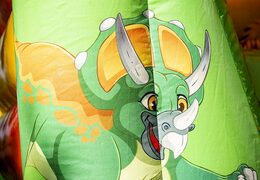 Compra un pequeño castillo hinchable temático de dinosaurios multifun interior para niños. Compra castillos hinchables en línea en JB Hinchables España