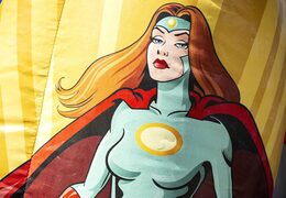 Ordena un pequeño multifun castillo inflable de interior con tema superhéroes para niños. Compra inflables en línea en JB Hinchables España