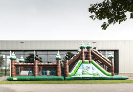 Obtenga su exclusiva pista americana temática de invierno de 17 metros con 7 elementos de juego y objetos coloridos ahora para niños. Ordene pistas americanas inflables en JB Hinchables España