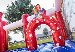 Bounce World circus castillo hinchable con toboganes y todo tipo de obstáculos con estampados circenses para niños. Ordene castillos hinchables en línea en JB Hinchables España