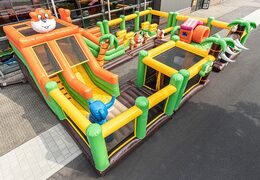 Castillo hinchable de la jungla mundial con múltiples toboganes y todo tipo de obstáculos con estampados que combinan con el tema para niños. Compre castillos hinchables en línea en JB Hinchables España