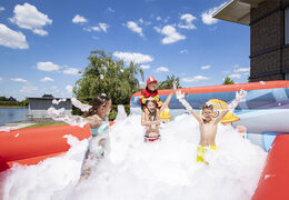 Opblaasbaar bubble park met schuim in brandweer thema te kopen voor kids
