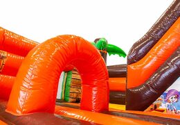 Castillo hinchable en tema pirata con tobogán, compra el objeto 3D en la superficie de salto con un divertido diseño pirata para niños. Compre castillos hinchables en línea en JB Hinchables España