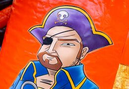 Ordene el castillo hinchable multijugador abierto con tobogán en tema pirata para niños. Compre castillos hinchables en línea en JB Hinchables España