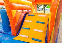 Castillo hinchable cubierto con temática pirata con tobogán en la superficie de salto, torre de escalada y divertidos obstáculos para los niños. Compre castillos hinchables en línea en JB Hinchables España