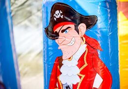 Ordene un gran castillo hinchable pirata cubierto con un tobogán en la superficie de salto, una torre de escalada y divertidos obstáculos en temática pirata con estampados para niños. Compre castillos hinchables en línea en JB Hinchables España