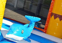 Ordene un gran castillo hinchable de playa cubierto con un tobogán en la superficie de salto, una torre de escalada y divertidos obstáculos estampados con temas de playa para niños. Compre castillos hinchables en línea en JB Hinchables España