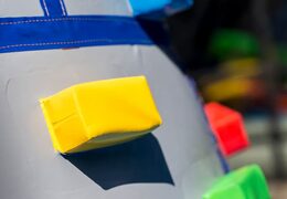 Castillo hinchable cubierto en un tema de castillo con un tobogán en la superficie de salto, torre de escalada y obstáculos divertidos para los niños. Compre castillos hinchables en línea en JB Hinchables España