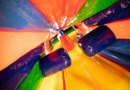 Ordene un castillo hinchable de túnel de rastreo de circo con obstáculos, una pendiente de escalada y un tobogán para niños. Compre castillos hinchables en línea en JB Hinchables España