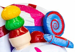 Castillo hinchable multijugador interior Candyland en un diseño único con dos entradas, un tobogán en el medio y objetos 3D para niños. Compre castillos hinchables en línea en JB Hinchables España