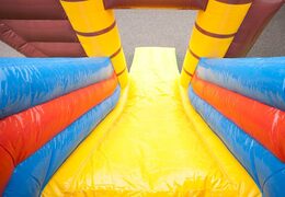 Castillo hinchable en barco pirata multijugador con tobogán en el medio y objetos en 3D para niños. Ordene castillos hinchables en línea en JB Hinchables España