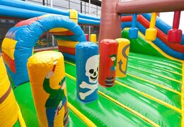 Ordene un castillo hinchable en barco pirata con un diseño único con dos entradas, un tobogán en el medio y objetos en 3D para niños. Compre castillos hinchables en línea en JB Hinchables España