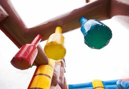 Comprar castillo hinchable en barco pirata multijugador de interior con tobogán y objetos 3D para niños. Ordene castillos hinchables en línea en JB Hinchables España