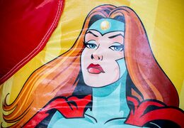 Compre un castillo hinchable con el tema de superhéroe con un tobogán para niños. Compre castillos hinchables en línea en JB Hinchables España