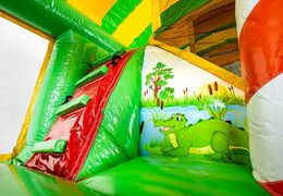 Compra el castillo hinchable Jungleworld con un diseño único con dos entradas, un tobogán en el medio y objetos 3D para niños. Ordene castillos hinchables en línea en JB Hinchables España