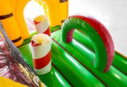 Ordene el castillo hinchable Jungleworld con un diseño único con dos entradas, un tobogán en el medio y objetos 3D para niños. Compre castillos hinchables en línea en JB Hinchables España