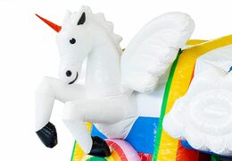 Castillo hinchable de unicornio multijugador hinchable con tobogán en el medio y objetos 3D para niños. Ordene castillos hinchables en línea en JB Hinchables España
