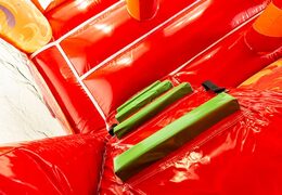 Castillo hinchable de interior de varios juegos de bomberos con un diseño único con dos entradas, un tobogán en el medio y objetos en 3D para que los niños los pidan. Compre castillos hinchables en línea en JB Hinchables España