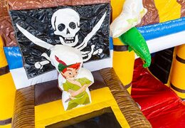 Compra castillo hinchable pirata con un diseño único con dos entradas, un tobogán en el medio y objetos 3D para niños. Ordene castillos hinchables en línea en JB Hinchables España