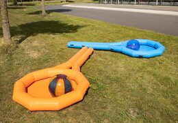 Ordene el estante oscilante azul inflable para jóvenes y mayores. Compre castillos hinchables ahora en línea en JB Hinchables España