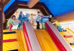 Compre castillo hinchable pirata combinada de disparos con un juego de disparos y un tobogán para niños. Ordene castillos hinchables en JB  Hinchables España