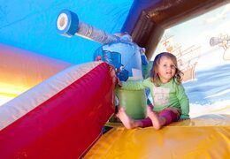 Orden de tiro combo pirata castillo hinchable cubierto, con juego de cañones y tobogán para niños. Compre castillos hinchables en JB  Hinchables España