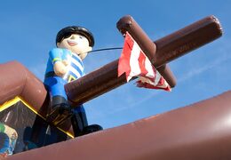 Compre castillo hinchable pirata combinada de tiro con cubierta, juego de disparos y tobogán para niños. Ordene castillos hinchables en línea en JB  Hinchables España