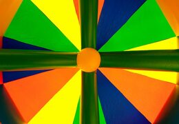 Compre una un castillo hinchable de carrusel con un tema estándar para niños. Ordene un castillo hinchable en línea en JB Hinchables España