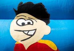 Compre un castillo hinchable estándar en colores llamativos con un gran objeto de balón de fútbol 3D en la parte superior para los niños. Ordene online el castillo hinchable en JB Hinchables España